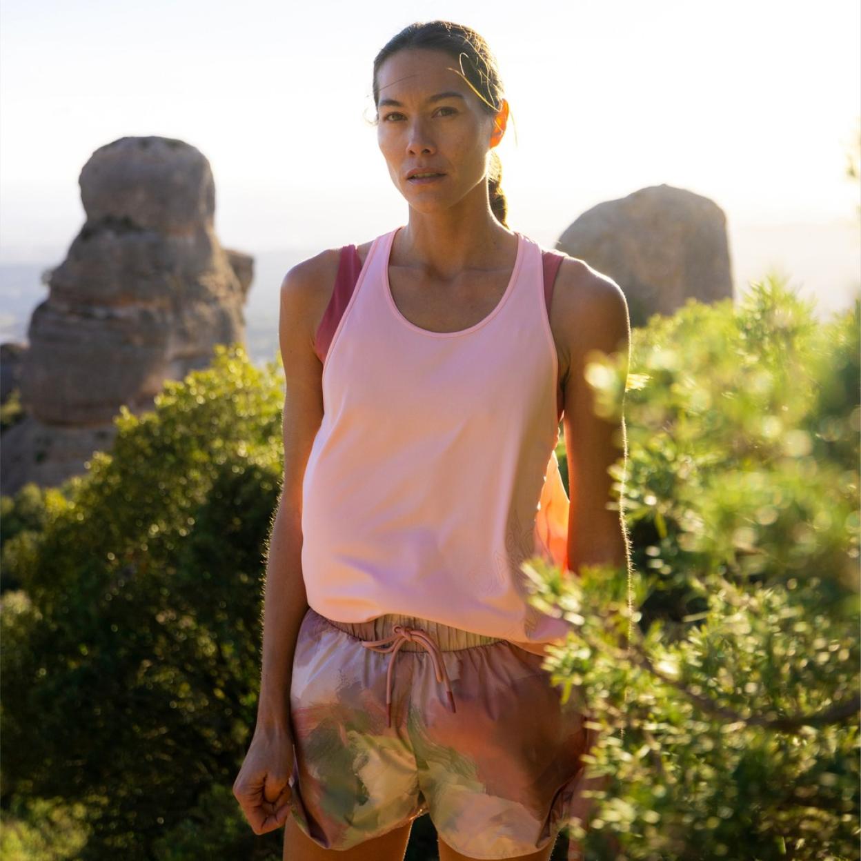 Mujer con ropa deportiva. /
