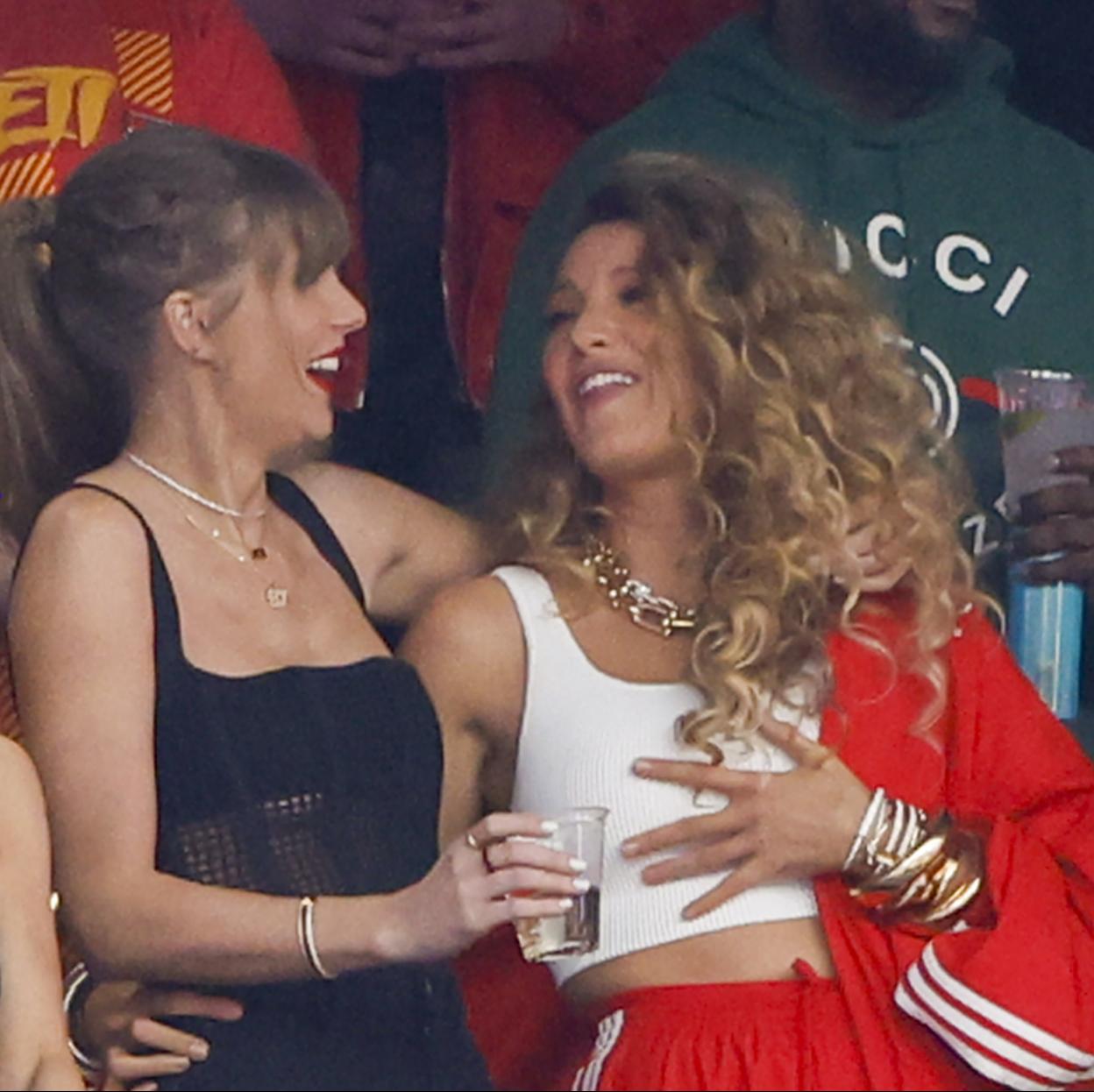 Taylor Swift y Blake Lively en la Super Bowl 2024.