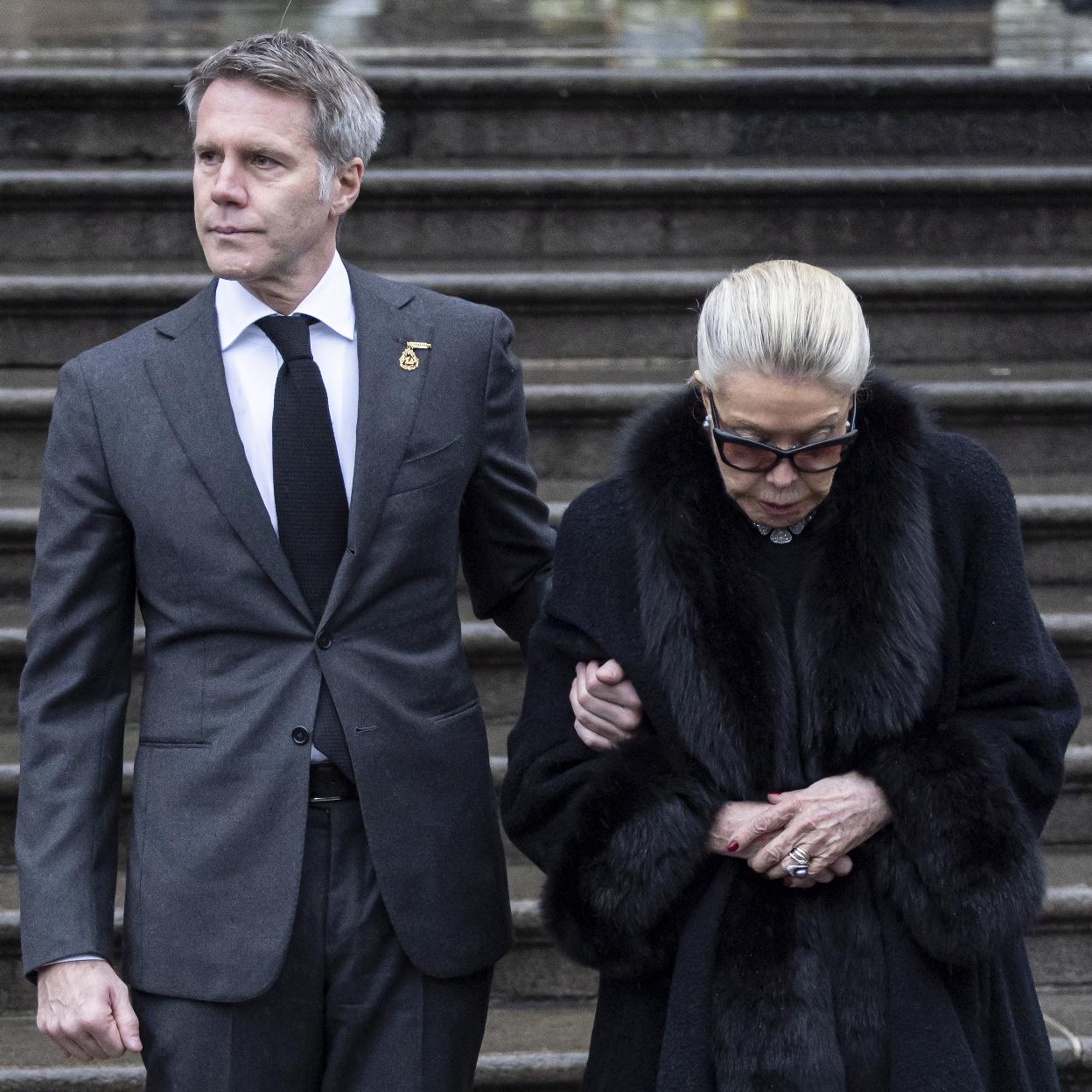 Emanuele Filiberto de Saboya junto a su madre, Marina Doria, en el funeral de su padre Vittorio Emanuele 