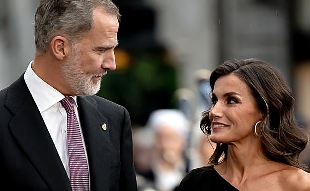 Los cronistas reales aseguran que reyes Felipe y Letizia han superado varias crisis matrimoniales, aunque en público rara vez han roto su imagen de complicidad. 