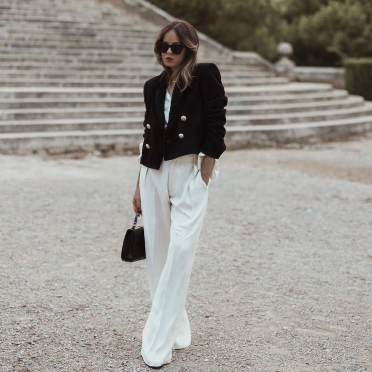 Influencer con pantalón de vestir elegante
