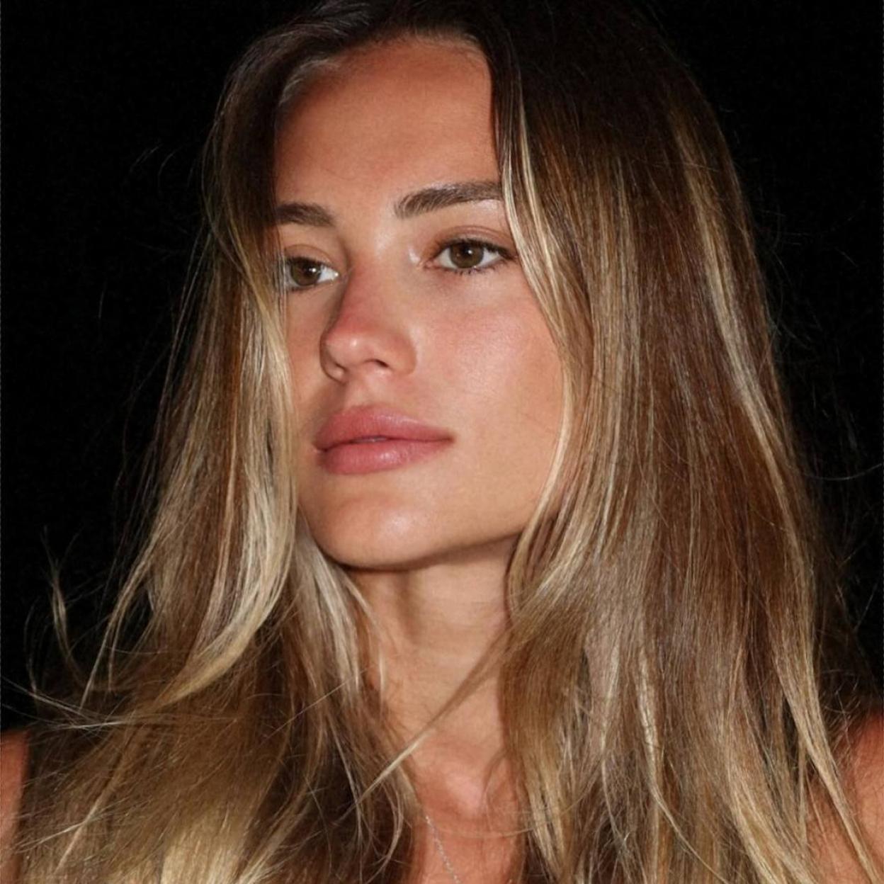 Influencer con look efecto buena cara