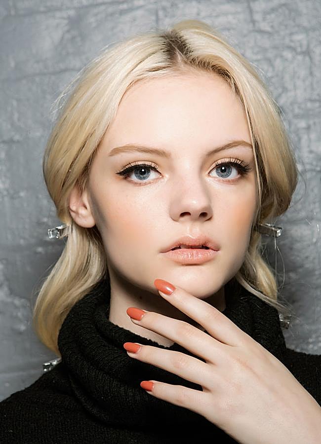 Imagen - Uñas en color melocotón. 