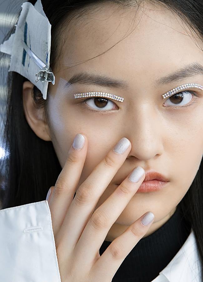 Imagen - Uñas en blanco perlado.