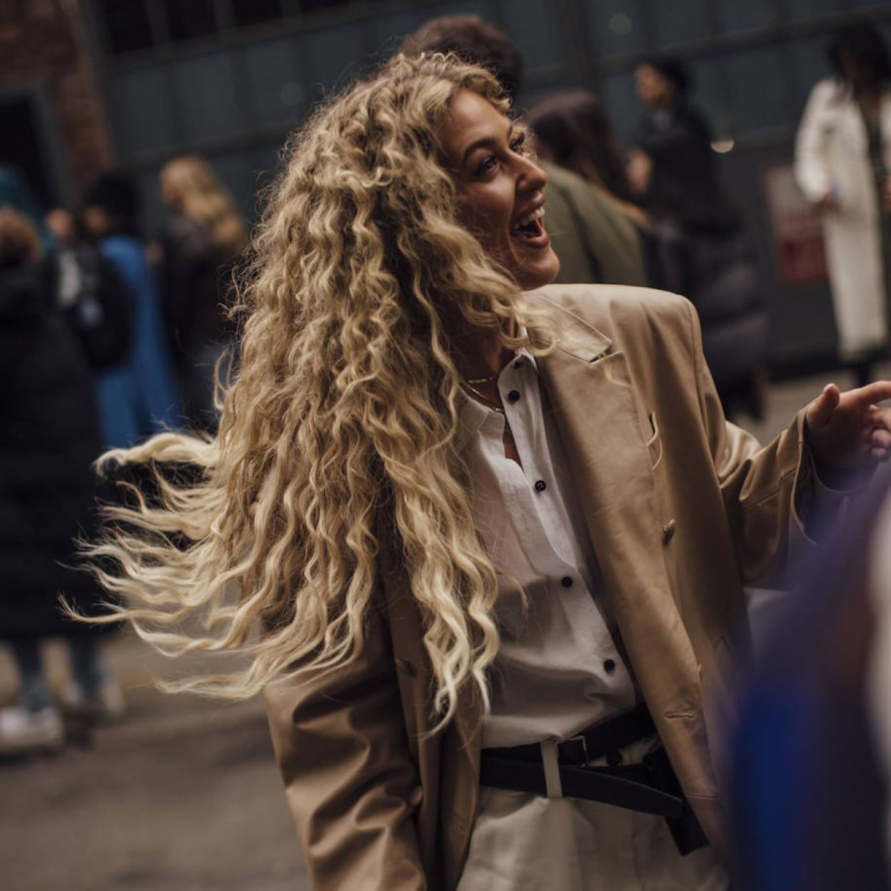 Influencer con pelo rizado definido