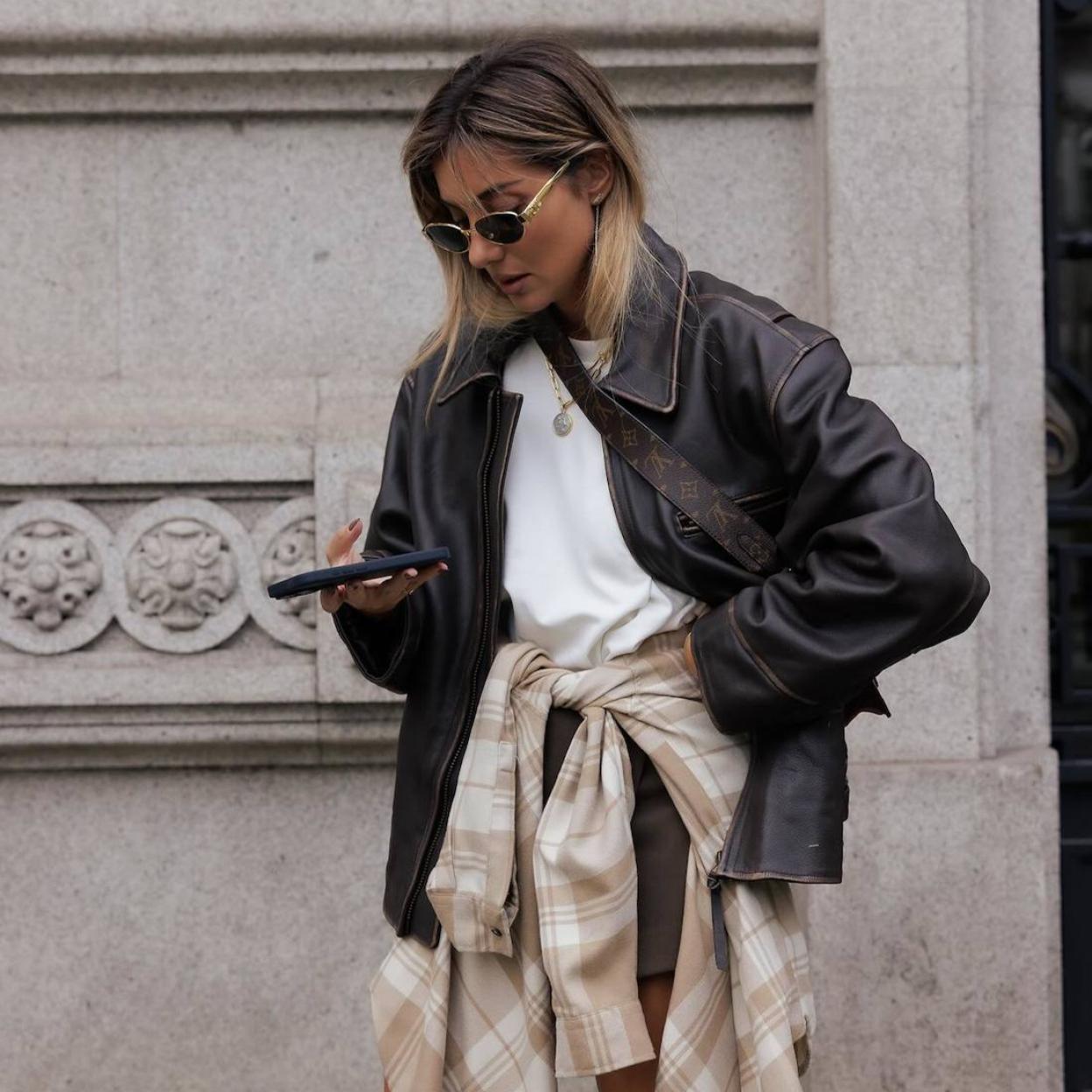 La influencer lleva una cazadora bomber tendencia