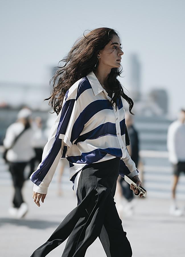 Imagen - Una mujer con blusa con estampado de rayas en azul marino. Foto: Launchmetrics spotlight