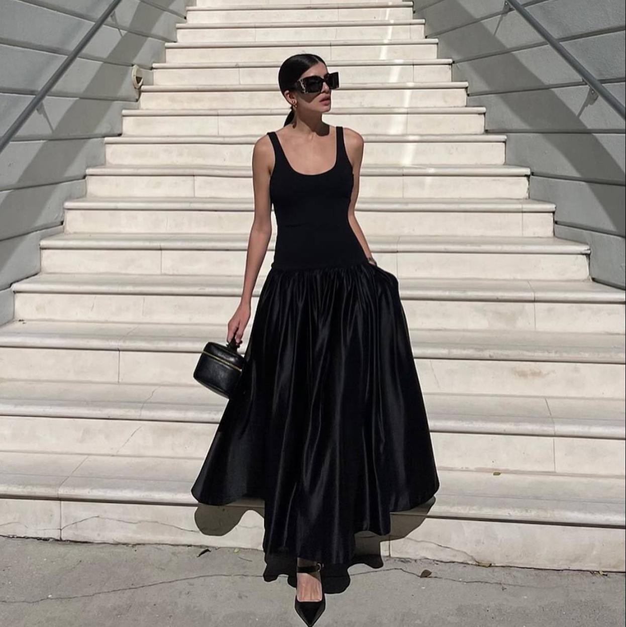 Influencer con vestido elegante que parece caro