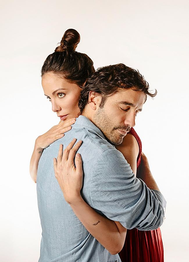 Imagen - Álex luce americana denim de Polo Ralph Lauren y María, top de Hermès. Fotografía: Ana Abril / Estilismo: María Monreal.