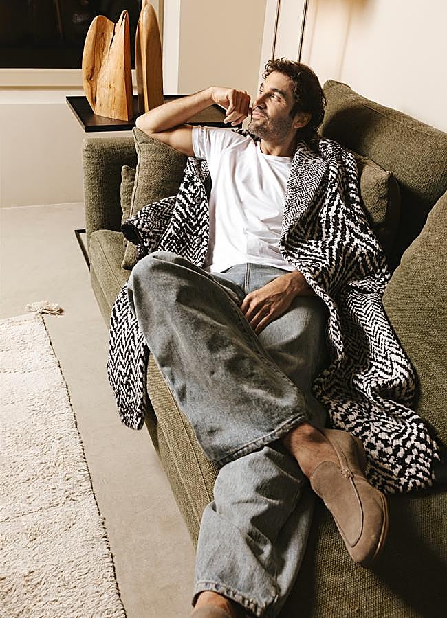 Imagen - Abrigo y pantalón de Loewe, camiseta de Sunspel para Yusty y mocasines de ante, de Geox. Fotografía: Ana Abril / Estilismo: María Monreal.