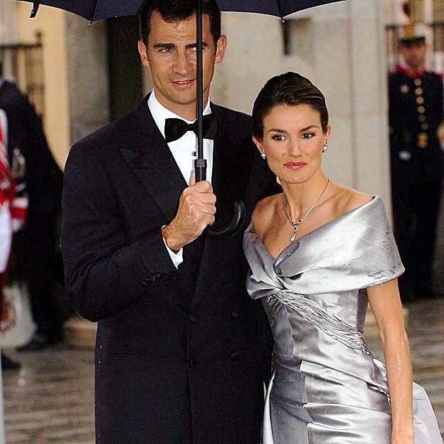 Letizia, con vestio plateado y el aderezo de brillantes y zafiros.