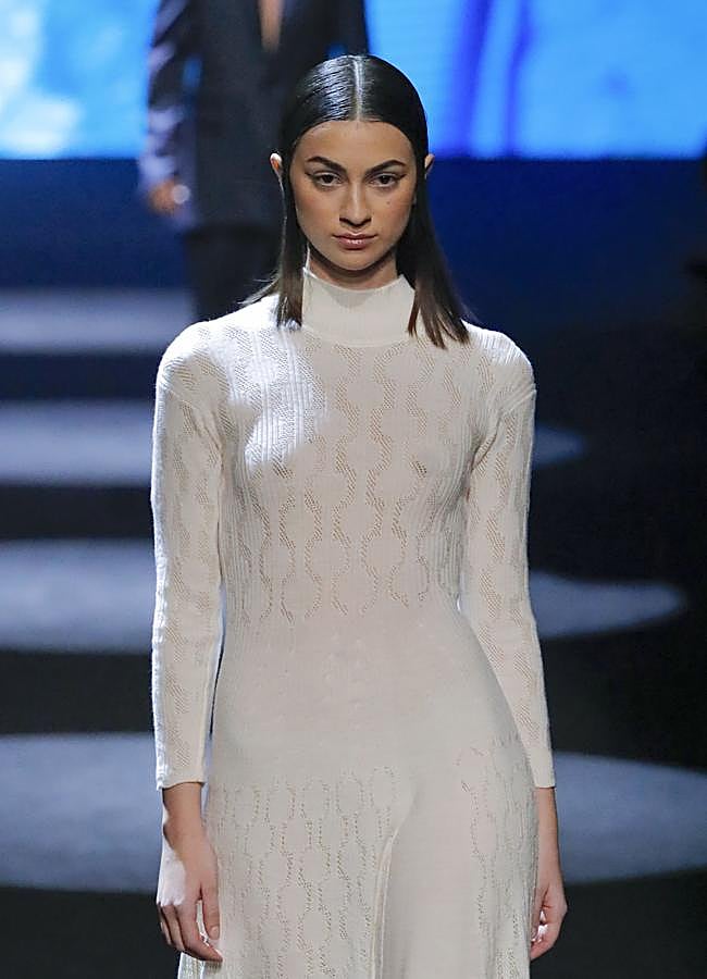 Imagen - Una modelo con melena liso tabla en el desfile de Elio Berhanyer.
