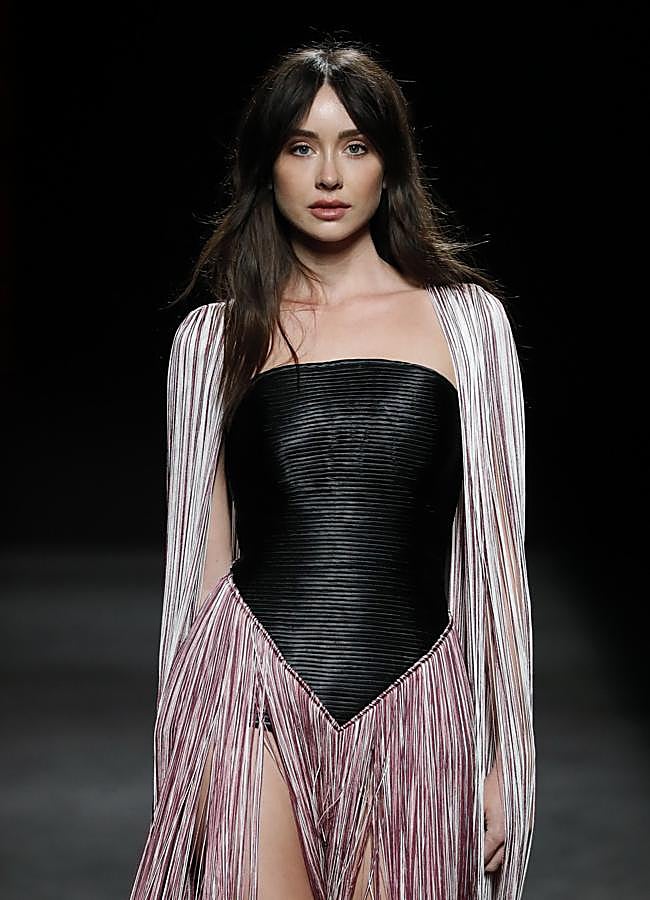 Imagen - Una modelo con flequillo abierto en el desfile de Claro Couture.