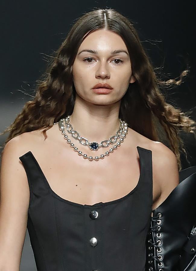 Imagen - Una modelo con ondas de sirena en el desfile de Peter Sposito.