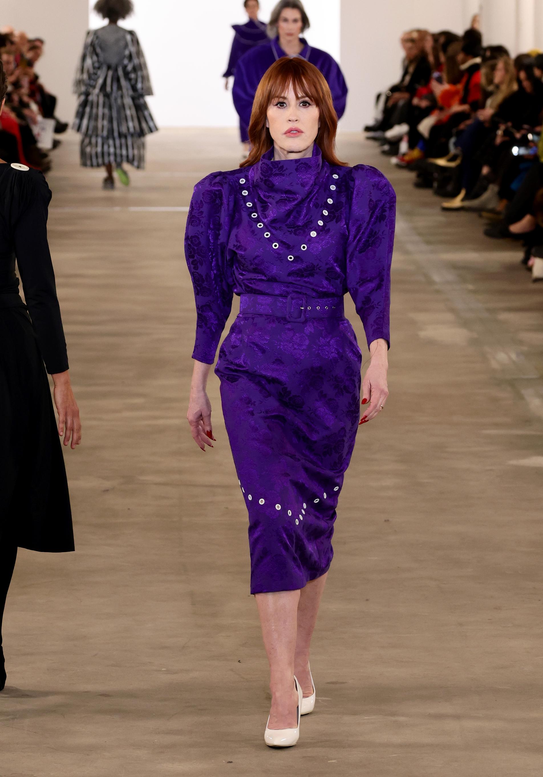 La actriz Molly Ringwald en el desfile de Batsheva.