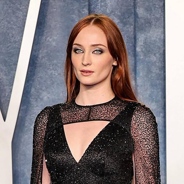 Sophie Turner con pelo cobrizo oscuro