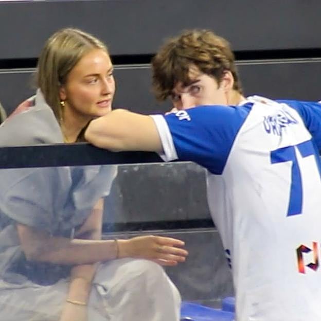 Pablo Urdangarin y Johanna Zott, durante un partido del hijo de la infanta Cristina. 
