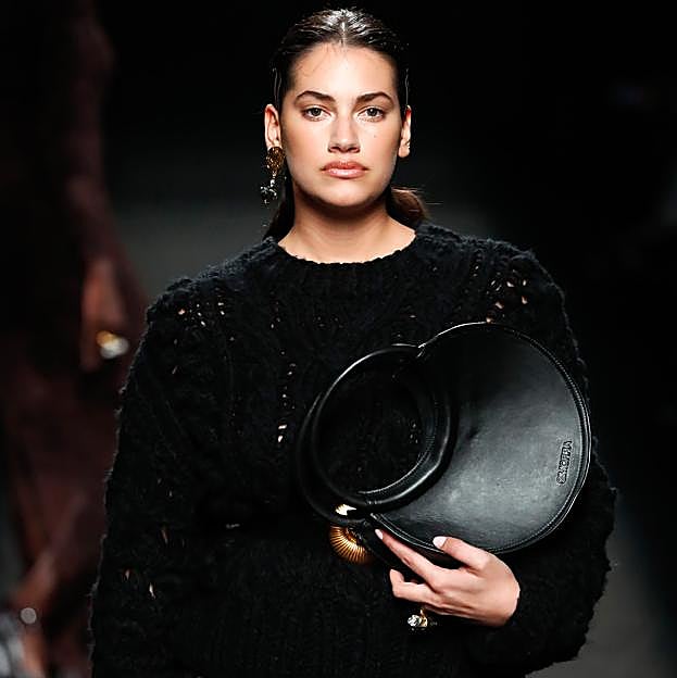 Imagen principal - Algunos looks del desfile de Simorra.