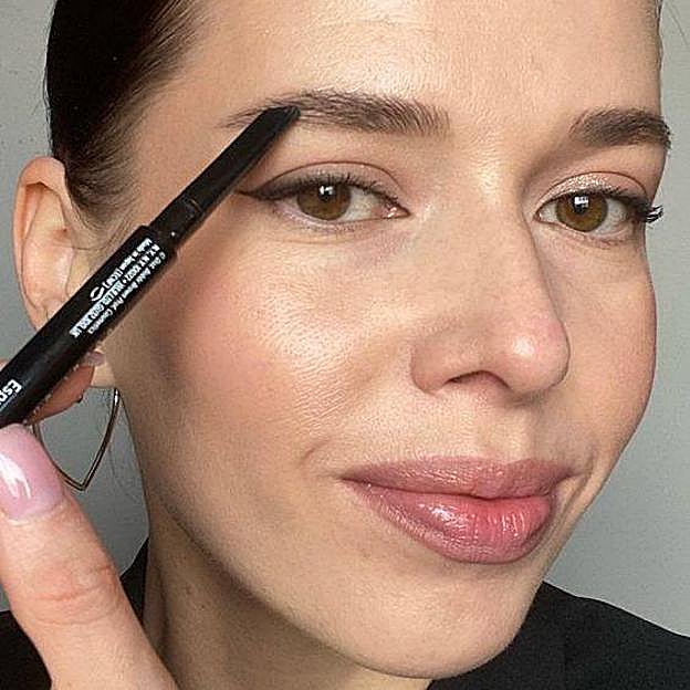 Mujer haciendo maquillaje de cejas con lápiz