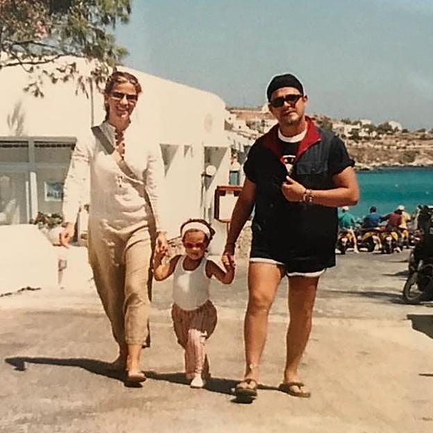 Manuela Sánchez, con sus padres Jaydy Michel y Alejandro Sanz. 