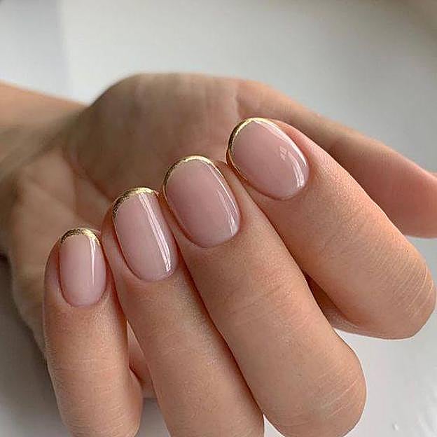 Uñas baby french con líneas doradas