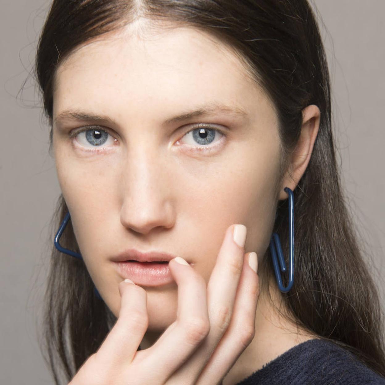 Modelo con uñas baby french