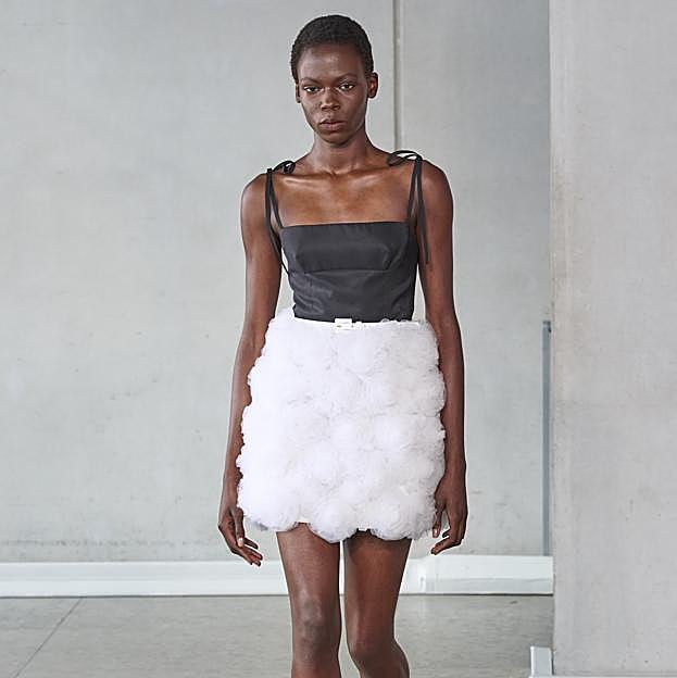 Imagen principal - Imagen de pasarela de Carolina Herrera para esta primavera y, fotos de colección de Mango.