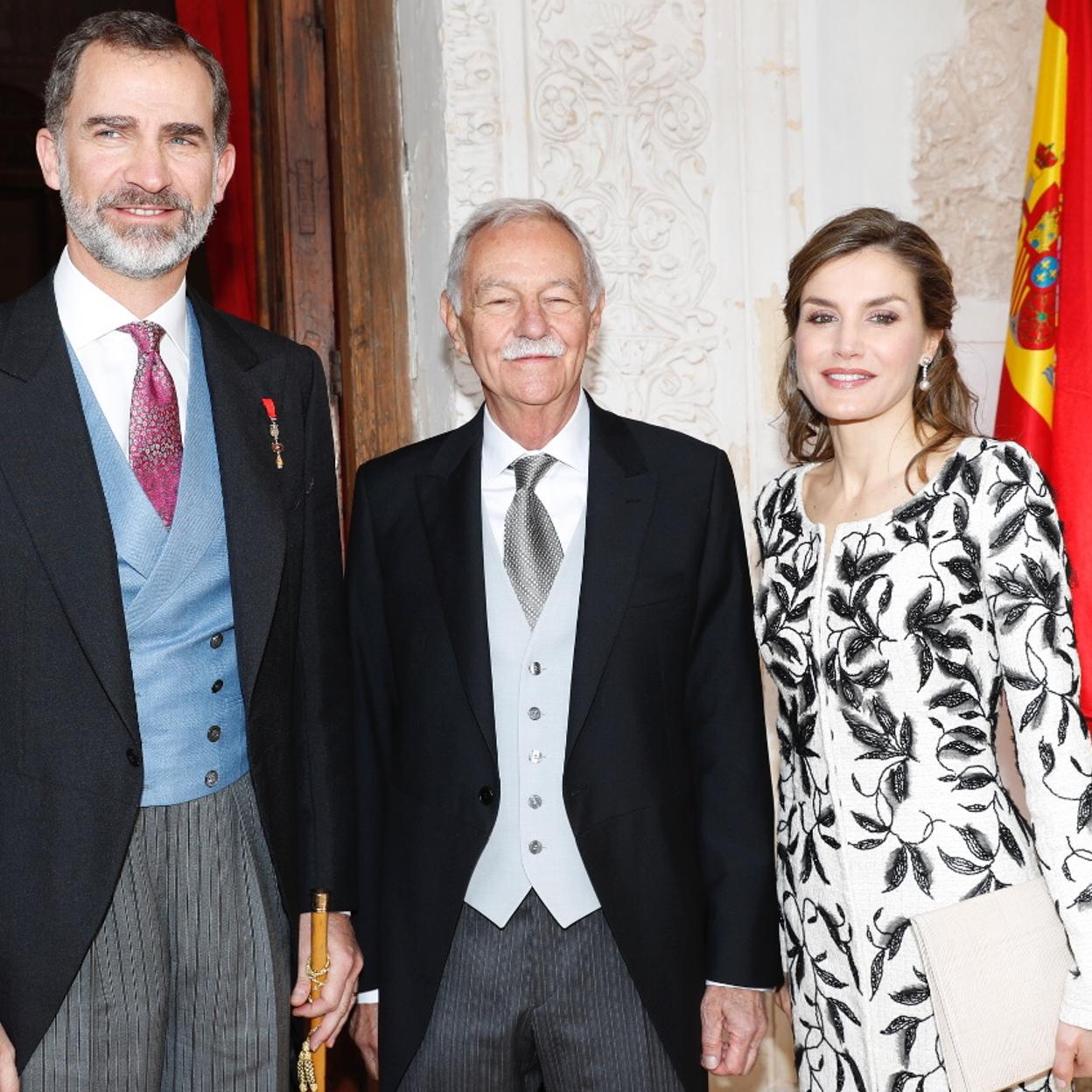 Eduardo Mendoza, con los reyes Felipe y Letizia, en la entrega del Cervantes. 