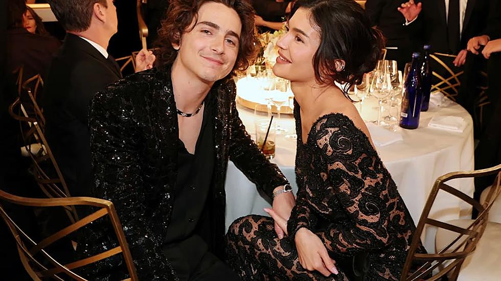 Kylie Jenner y Timothée Chalamet en los Globos de Oro.