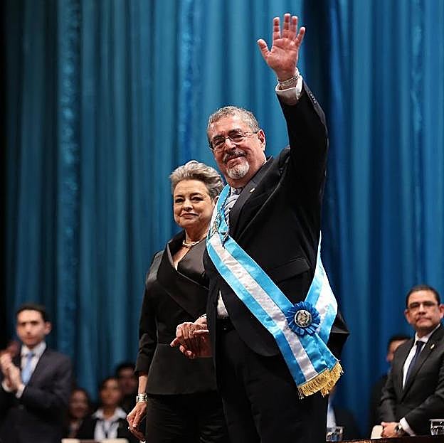 Peinado junto a su marido, Bernardo Arévalo, durante la toma de posesión. 