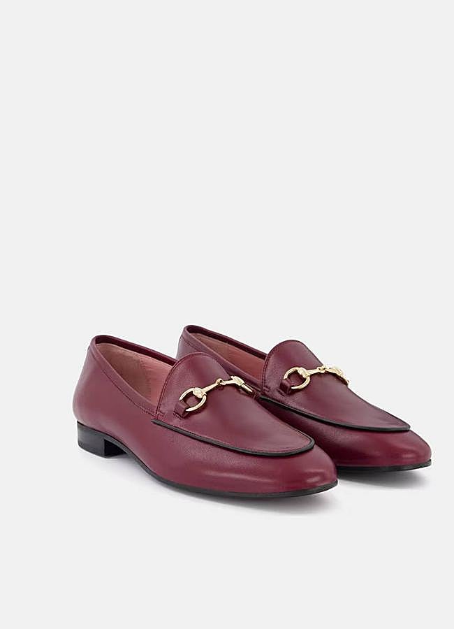 Imagen - Mocasines rojos con hebilla metálica dorada