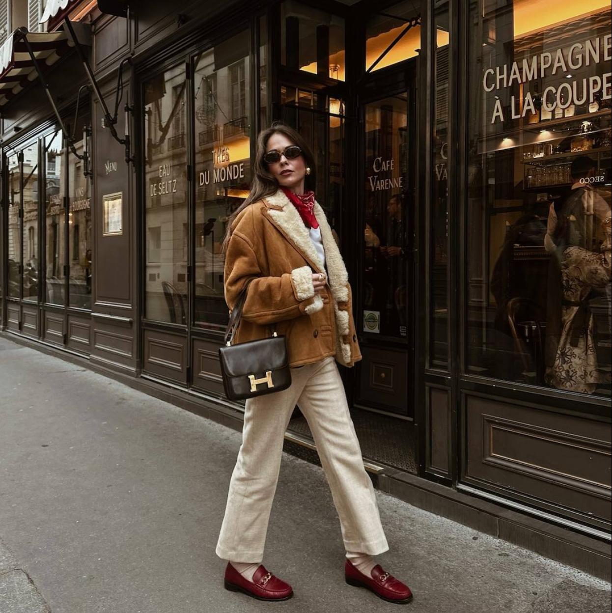 Influencer con mocasines rojos