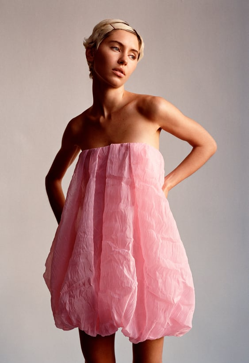 Imagen secundaria 2 - Imagen de desfile de Molly Goddard, para esta primavera; de Les Fleurs Studio, para esta temporada; y vestido de Zara.