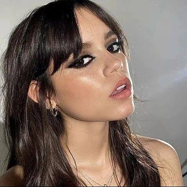 La actriz Jenna Ortega con eyeliner grunge con rabillo