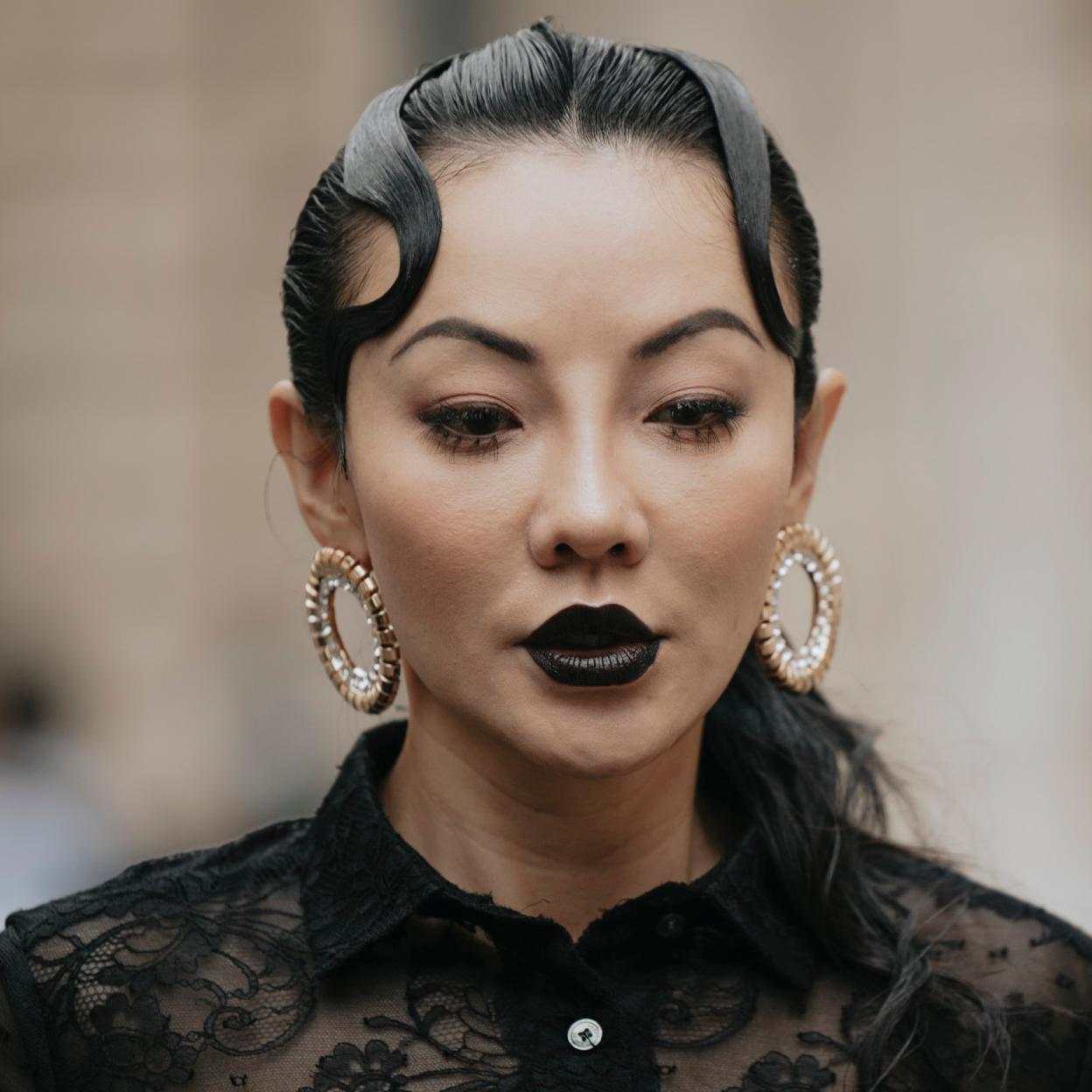 Mujer con labios negros
