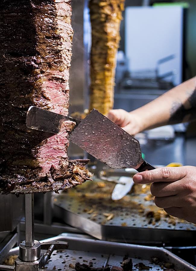 Imagen - La carne de Jekes Kebab, que ellos mismos montan y preparan diariamente, filete a filete. /JEKES