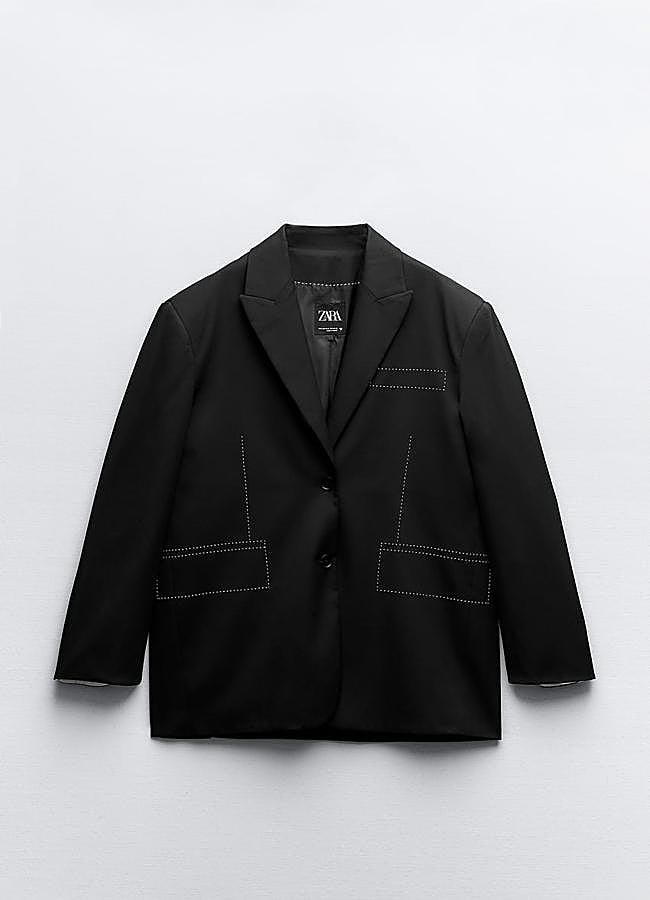 Imagen - Americana azul con detalles blancos de Zara, 59,95 euros.