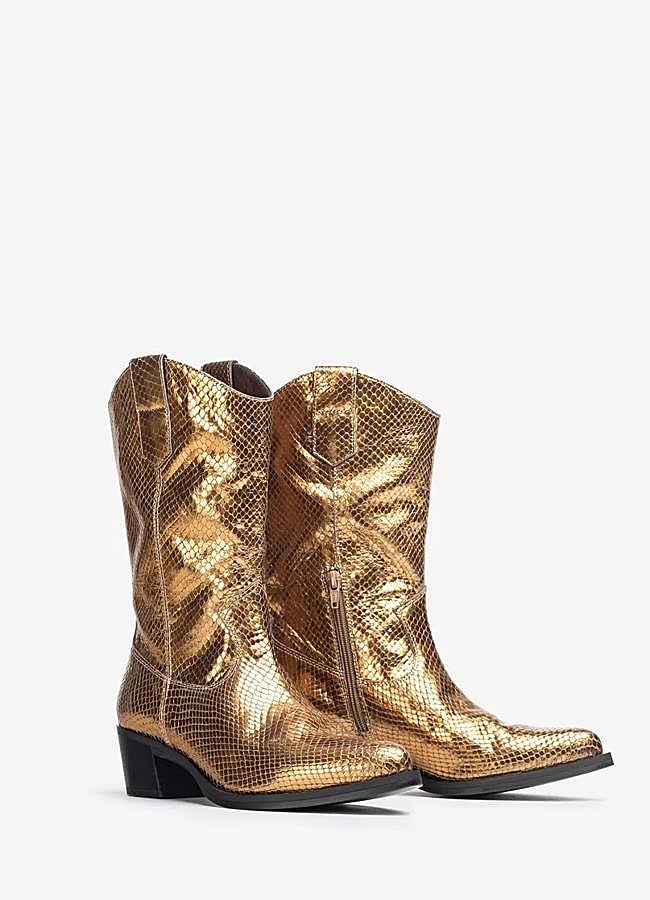 Imagen - Botas de caña media de color dorado de Unisa, 109,90 euros.