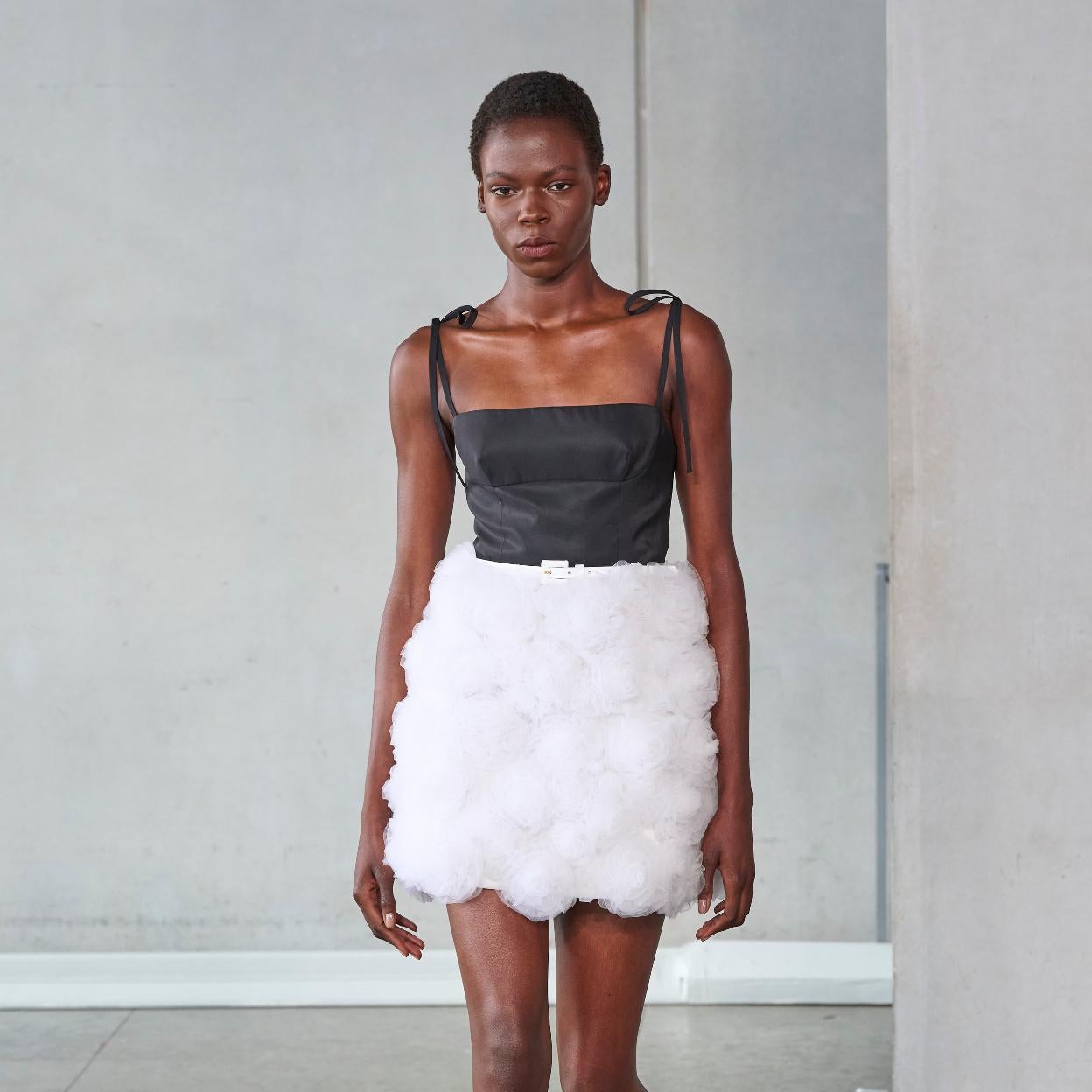 Look con minifalda globo.