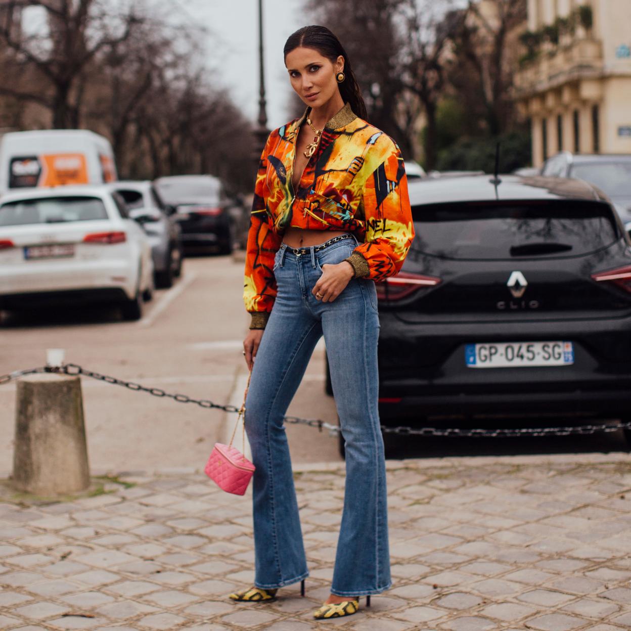 Un look de street style con vaqueros.