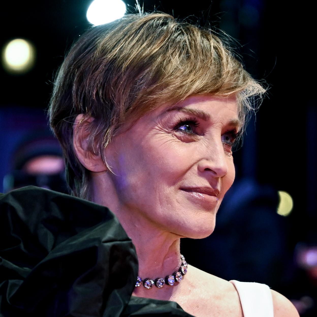 La actriz Sharon Stone con nuevo corte de pelo en la presentación de la 74 edición de Berlinale International Film Festival.