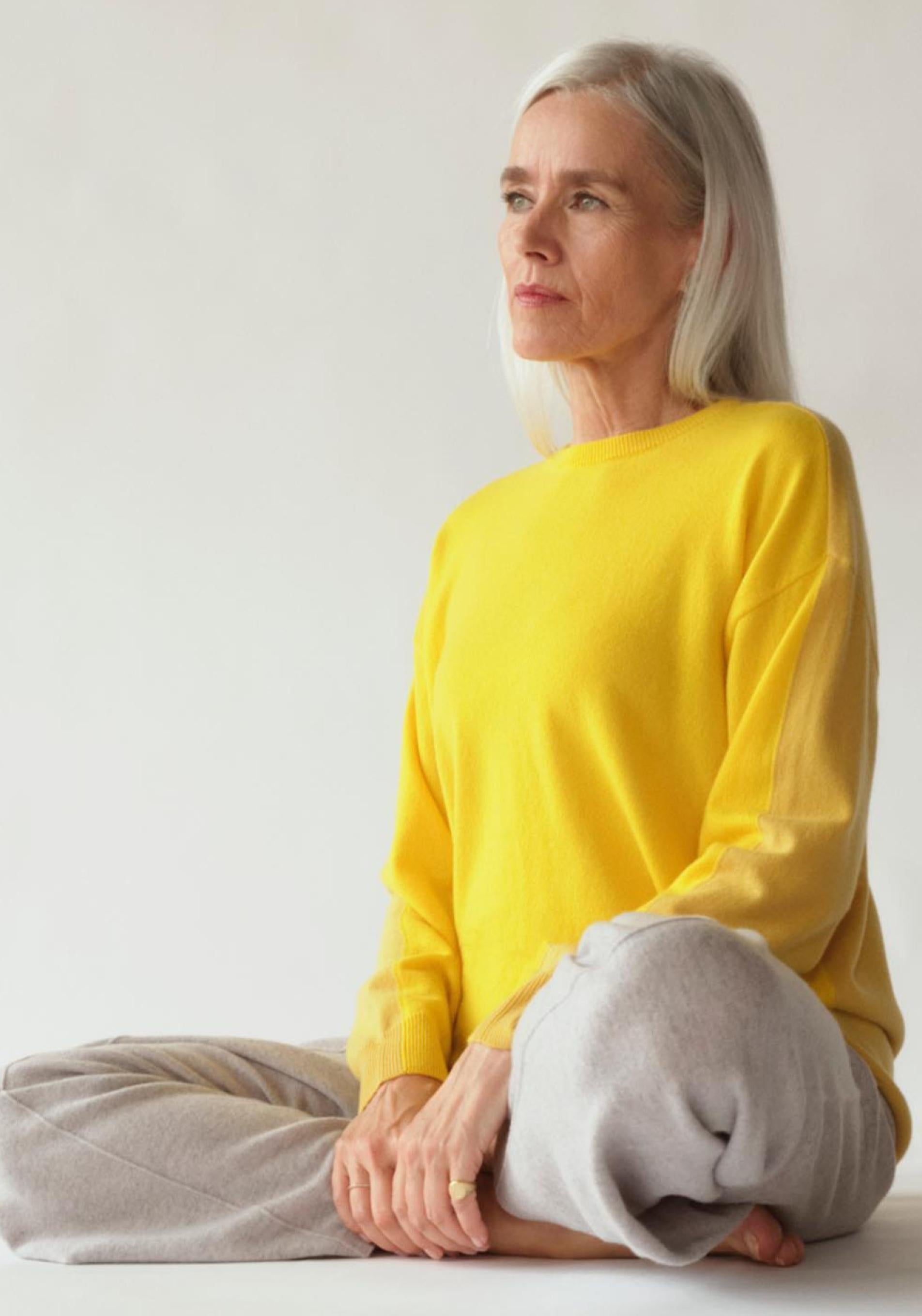 La influencer Katja Pärli con ropa deportiva haciendo estiramientos. /