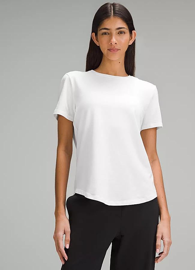 Imagen - Camiseta básica en color blanco de Lululemon. Foto: Lululemon.
