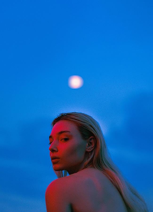 Imagen - Mujer con la luna de fondo/PEXELS