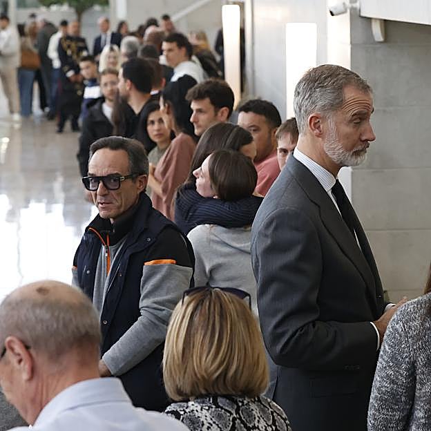Mientras el rey Felipe avanzaba en su conversación con los afectados del incendio, la reina Letizia protagonizó este emocionante momento de empatía con una de las víctimas. 