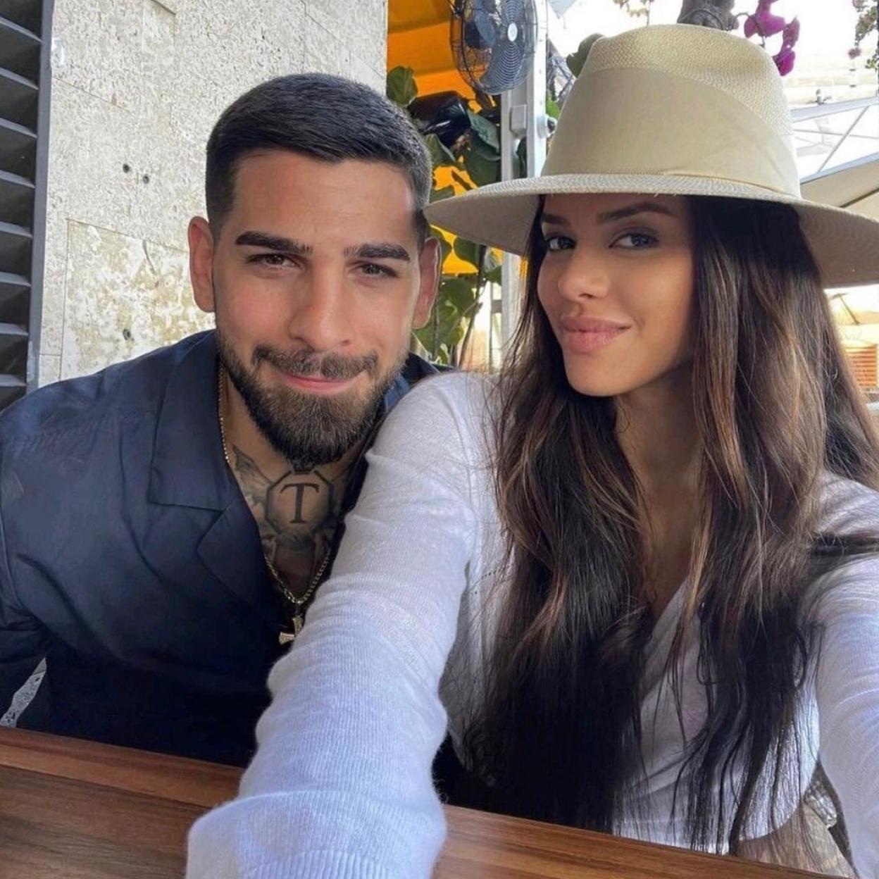 El peleador Ilia Topuria junto a su novia Giorgina Uzcategui.