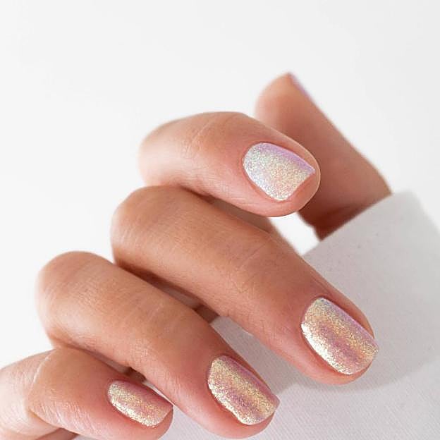 Uñas cromadas con glitter tendencia para primavera 2024