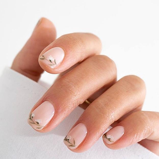 French nails con flores para primavera 2024