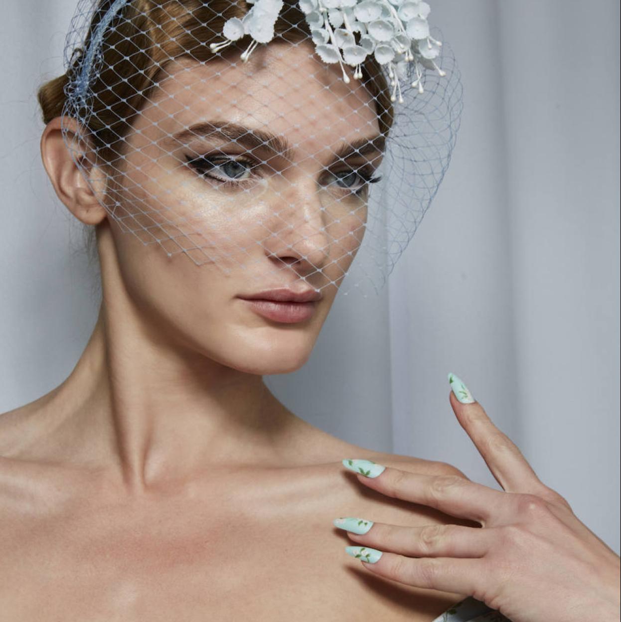 Modelo con uñas tendencia para primavera 2024