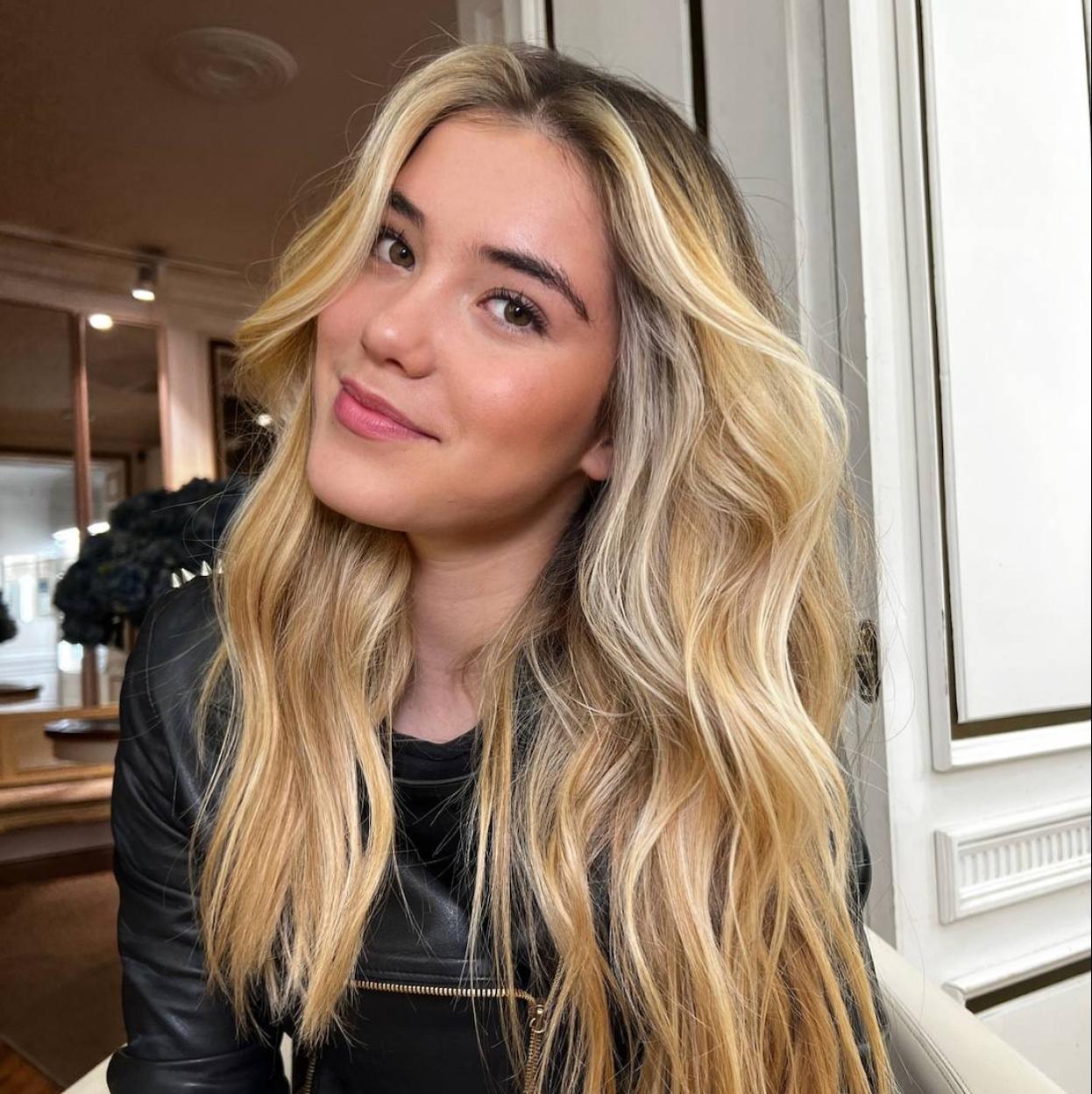 Influencer con pelo voluminoso y brillante